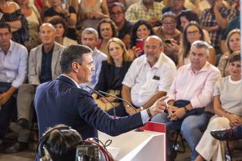 Sánchez enarbola su impuesto para defender a la mayoría social
