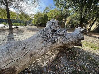 El 'Tronco Tallado', singular pieza ecológica en La Cornisa