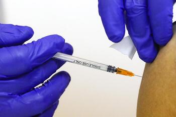 Sanidad valora adquirir vacunas contra la viruela del mono
