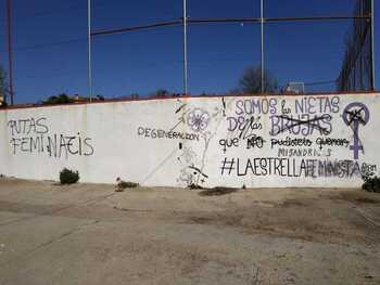 Nuevas pintadas contra los murales feministas de La Estrella