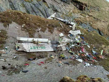 Encuentran 21 cadáveres del avión accidentado en Nepal