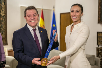 El presidente Page felicita a la campeona Vero Virseda