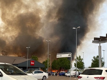 Un aparatoso incendio desalojó el parque comercial El Golf
