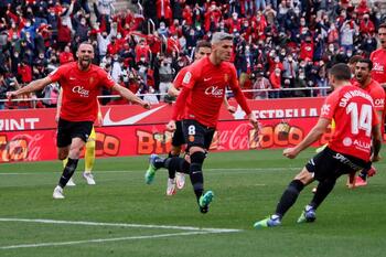 El Mallorca gana de penalti una 'final' por la permanencia