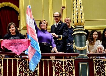 Feministas socialistas acusan al PSOE de cobardía por la ley trans
