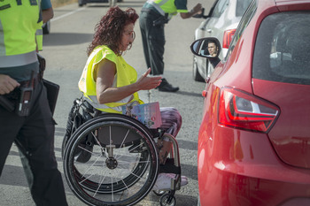 Voluntarios en silla de ruedas aconsejan para evitar accidente