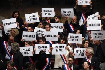 Fracasan las dos mociones de censura contra Macron