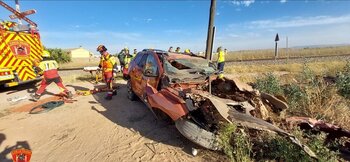 Un tren arrolla un coche; dos heridos y una menor fallecida