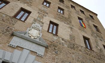 La bandera arcoíris cuelga ya de la fachada de las Cortes