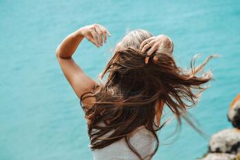 Cómo cuidar y mantener el cabello teñido en verano