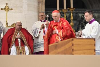 Aplausos y lágrimas para despedir al papa emérito
