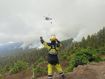 El incendio de La Palma continúa activo tras una noche tranquila