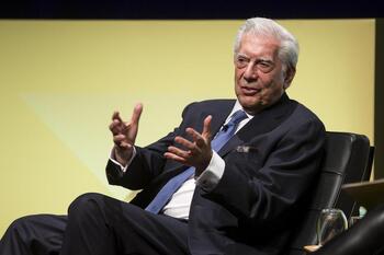 Mario Vargas Llosa, hospitalizado de nuevo por Covid