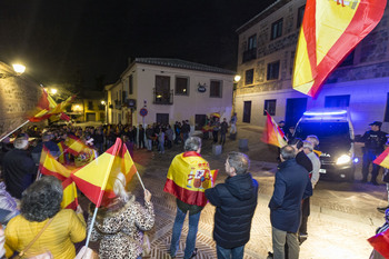 Un centenar de personas carga contra Tolón, Page y Sánchez