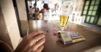 Los hosteleros ven absurda la prohibición de fumar en terrazas