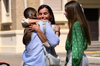 Las imágenes de la emocionante despedida de Leonor y su familia
