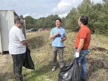 Cien voluntarios recogen una tonelada de basura en Cabañuelas