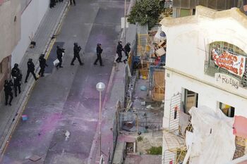 Siete detenidos en el desalojo de dos casas okupadas en Barcelona