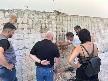 Comienzan los trabajos de limpieza del muro de la Basílica