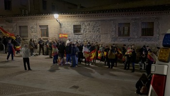 Gritos de «Felipe saca la legión» ante la sede del PSOE