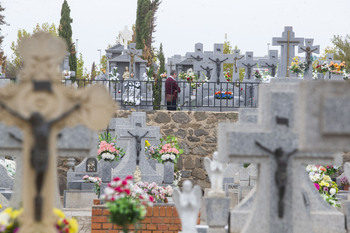 La baja de operarios del cementerio complica el servicio
