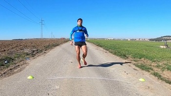 Christian López pulveriza el récord del kilómetro hacia atrás