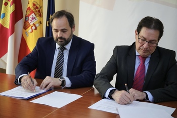 Núñez 'firma' sus promesas de ayudas y tarifa cero a autónomos