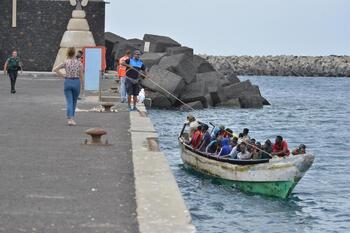 Llegan dos cayucos a El Hierro con 250 migrantes