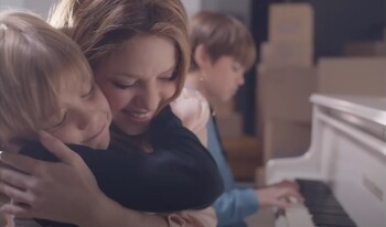 Shakira presume de sus hijos 'artistas' en su último videoclip