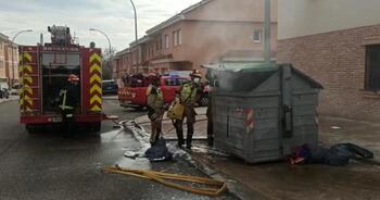 Los bomberos sofocan en Azucaica un incendio en un contenedor