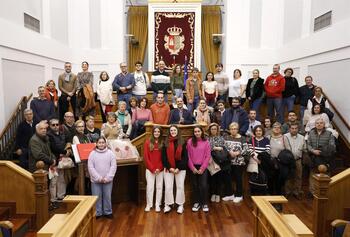 60 personas celebran el Día de la Constitución en las Cortes