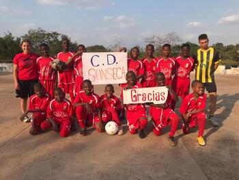 El CD Sonseca, con los niños de Mozambique