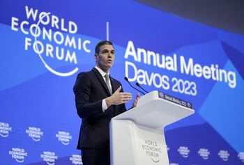 Sánchez defiende en Davos buscar un acuerdo con EEUU