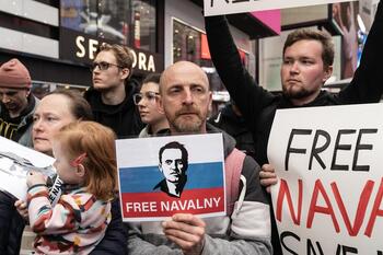 Navalni, condenado a 19 años de cárcel por extremismo