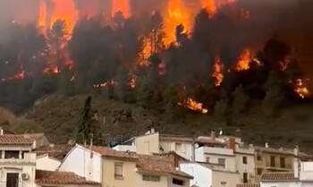 El viento dará hoy un respiro al incendio de Castellón