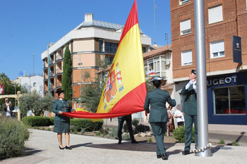 Torrijos iza la bandera de España en la Plaza de la Libertad