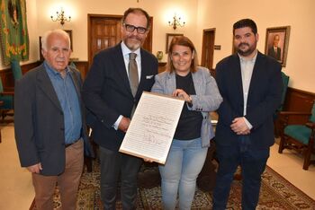 Talavera recibe una hoja de la obra Canto a Castilla-La Mancha