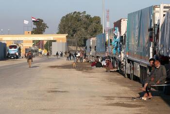 Entran en Gaza camiones con ayuda a través del cruce de Rafah