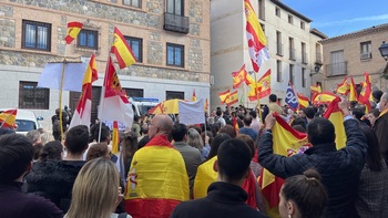 Cerca de 300 personas se concentran ante la sede del PSOE