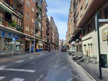 La obra de la calle Marqués de Mirasol empieza por el acerado