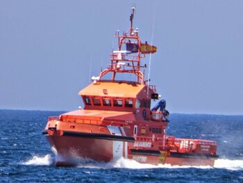 Rescatadas 11 personas en una patera al sureste de Mallorca