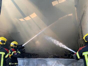 Controlado el incendio en una nave industrial de Villaluenga