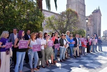 El PSOE se sitúa frente al Gobierno en el minuto de silencio
