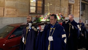 El ‘Lignum Crucis’ vuelve a lucir por las calles de Toledo