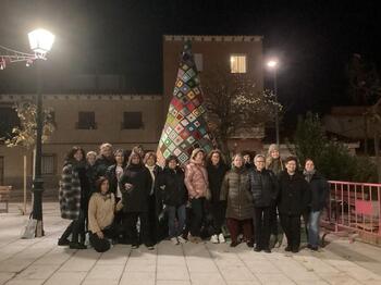 El ganchillo inunda por Navidad la plaza de Azucaica