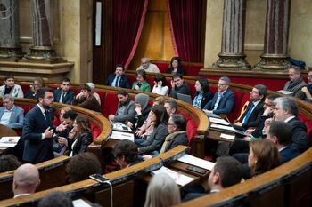 Aragonès y JxCat se enzarzan en el Parlament