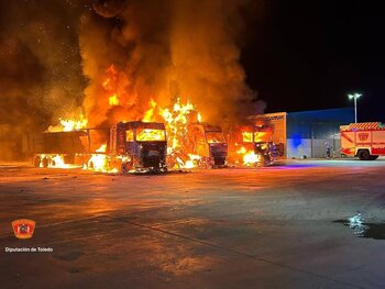 Tres camiones de paja se incendian en una explotación ganadera