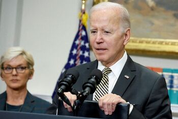 Biden pide prohibir la venta de armas de asalto en EEUU