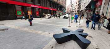 El mobiliario urbano de diseño sorprende en la calle Alfares
