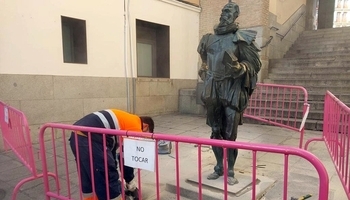 Retirada la estatua de Cervantes para mejorar su anclaje